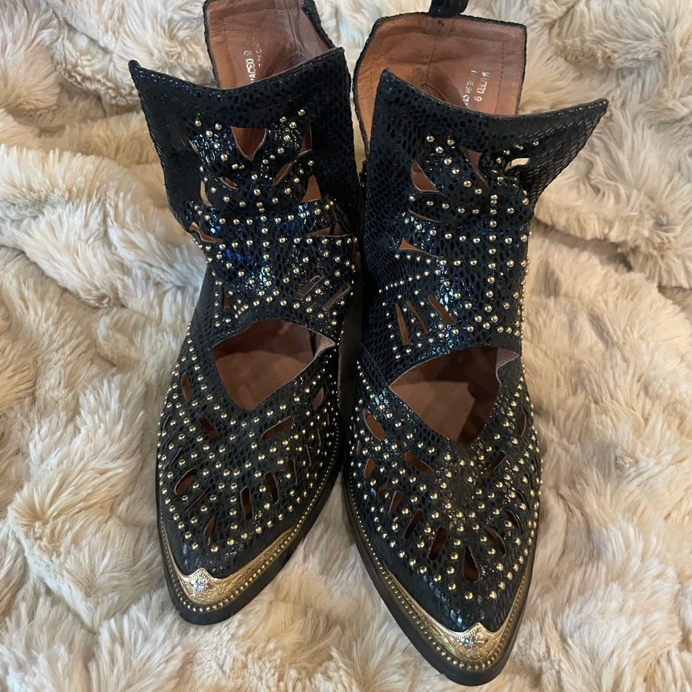 ⚜️ Jeffrey Campbell black and gold studded Boots! ⚜️